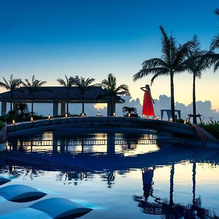 Oriental Hotel Okinawa Resort & Spa Nago Exteriér fotografie The pool at the hotel