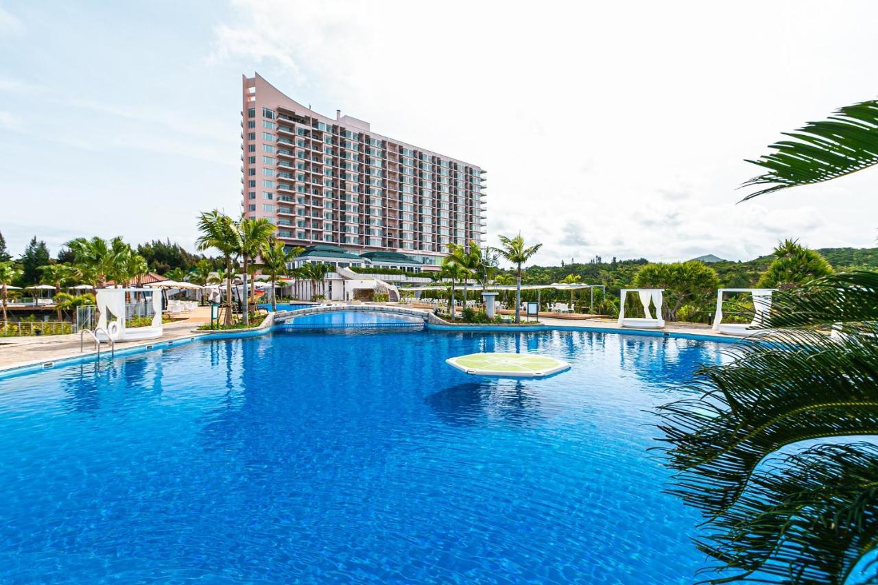 Oriental Hotel Okinawa Resort & Spa Nago Exteriér fotografie The swimming pool at the resort