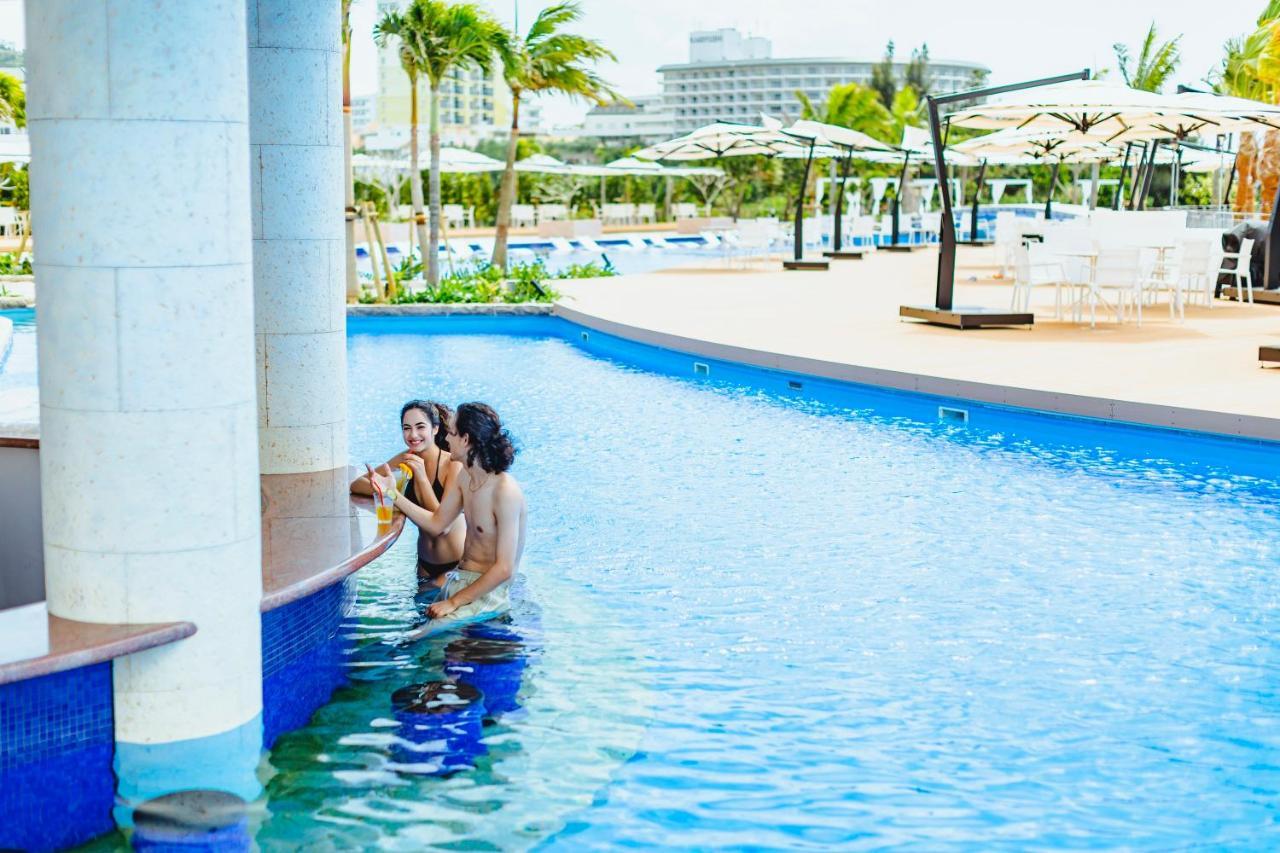 Oriental Hotel Okinawa Resort & Spa Nago Exteriér fotografie The swimming pool at the hotel