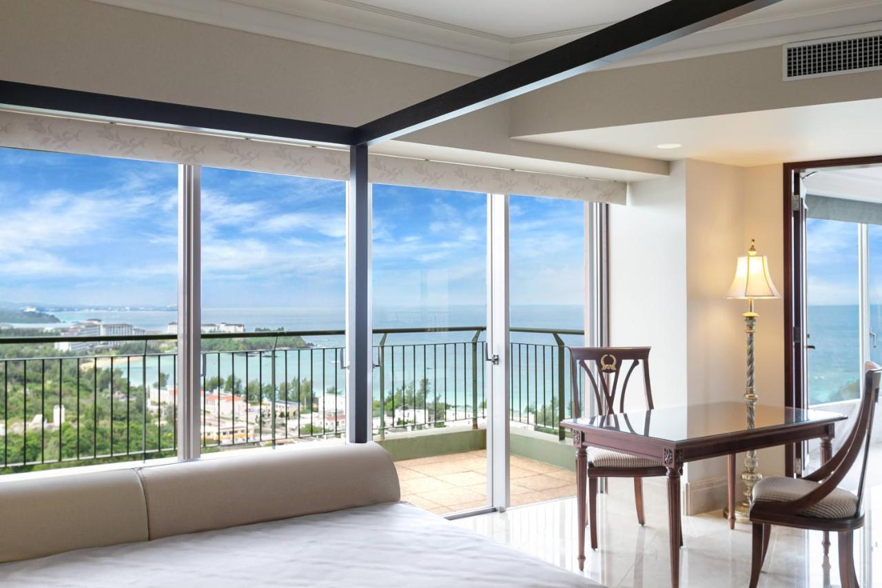 Oriental Hotel Okinawa Resort & Spa Nago Exteriér fotografie A view of the ocean from a suite at the Hilton