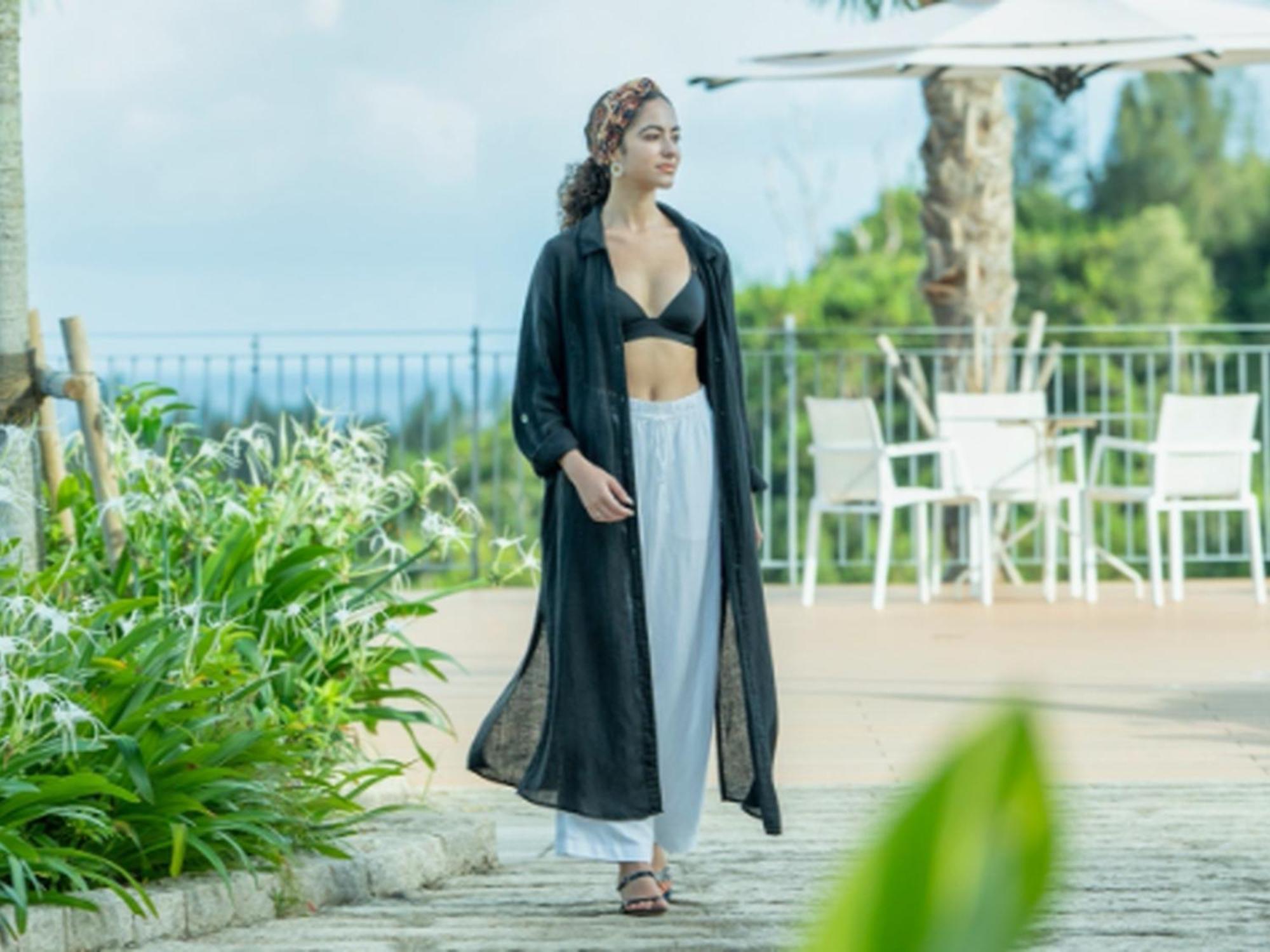Oriental Hotel Okinawa Resort & Spa Nago Exteriér fotografie A woman wearing a kaftan