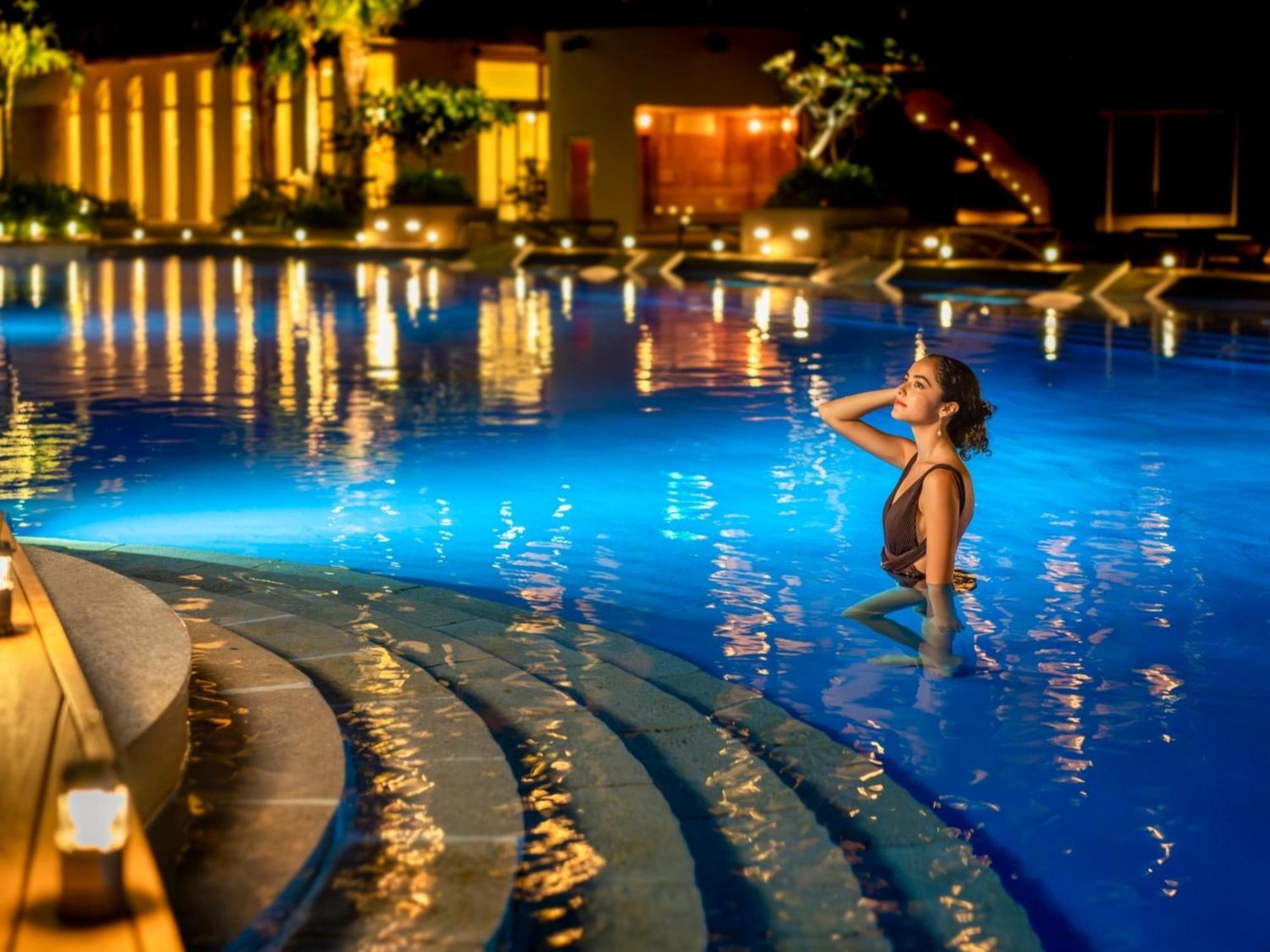 Oriental Hotel Okinawa Resort & Spa Nago Exteriér fotografie The pool at the resort