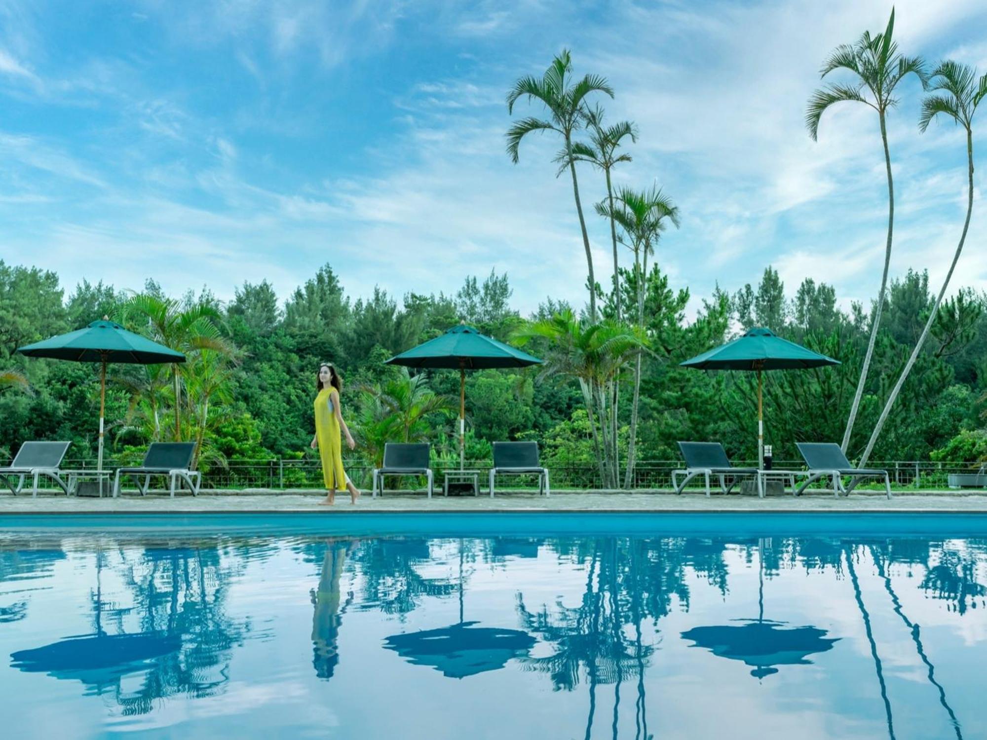 Oriental Hotel Okinawa Resort & Spa Nago Exteriér fotografie The swimming pool at the resort