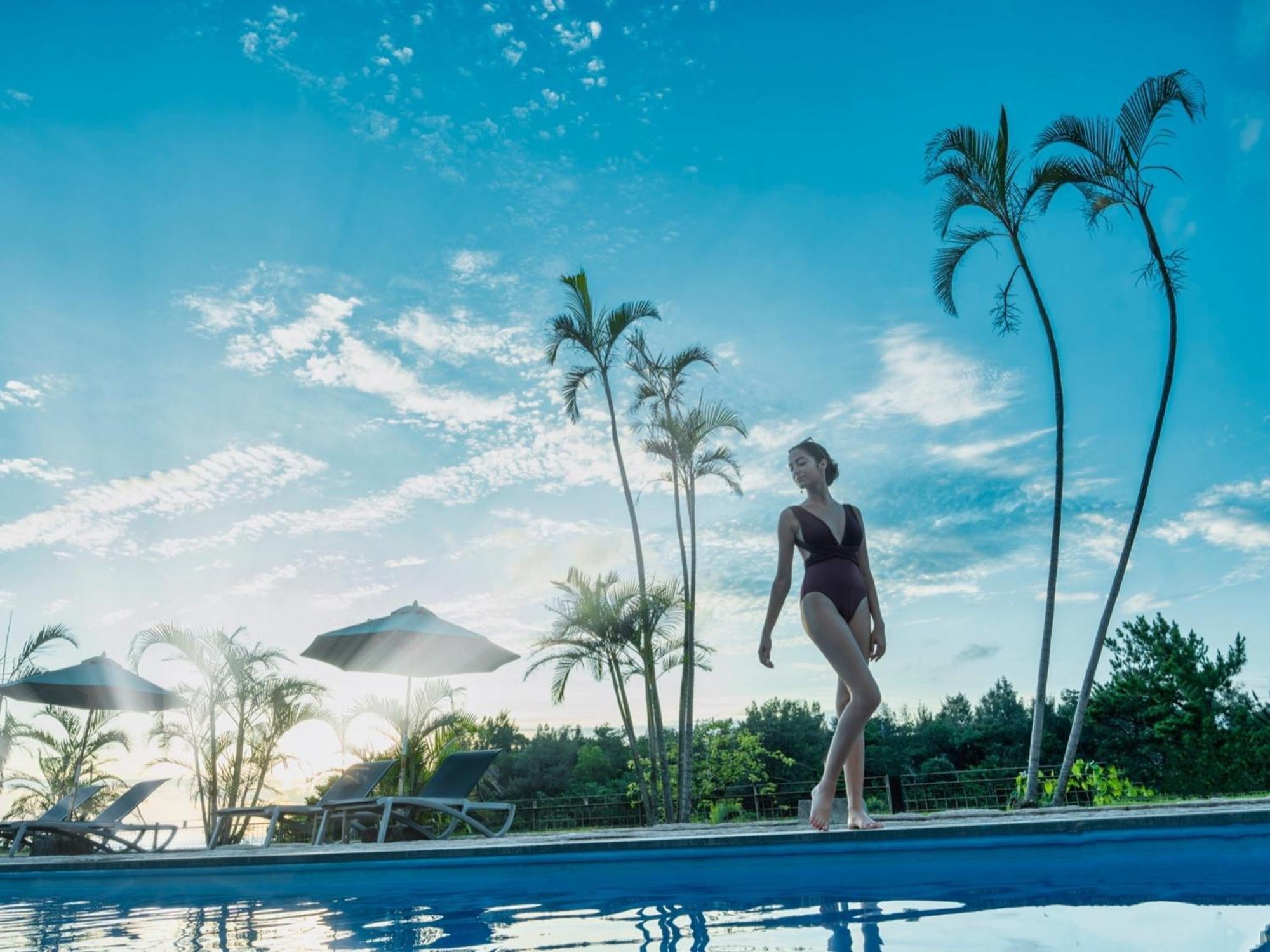 Oriental Hotel Okinawa Resort & Spa Nago Exteriér fotografie A woman in a swimsuit