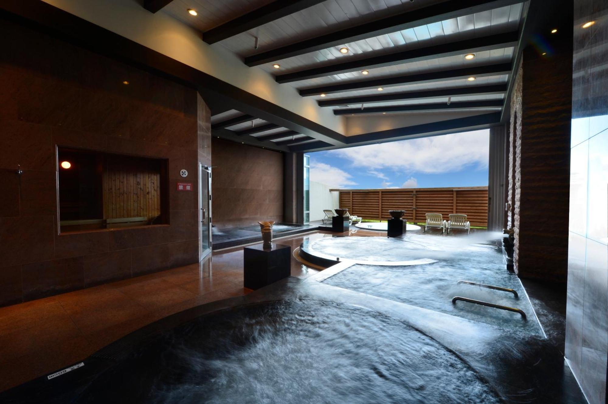 Oriental Hotel Okinawa Resort & Spa Nago Exteriér fotografie A modern onsen in Tokyo